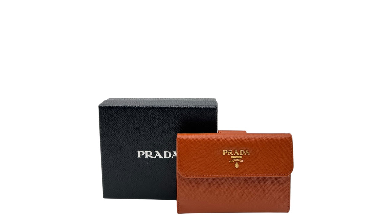 PRADA SAFFIANO LEATHER SHORT WALLET IN PUMPKIN SPICE