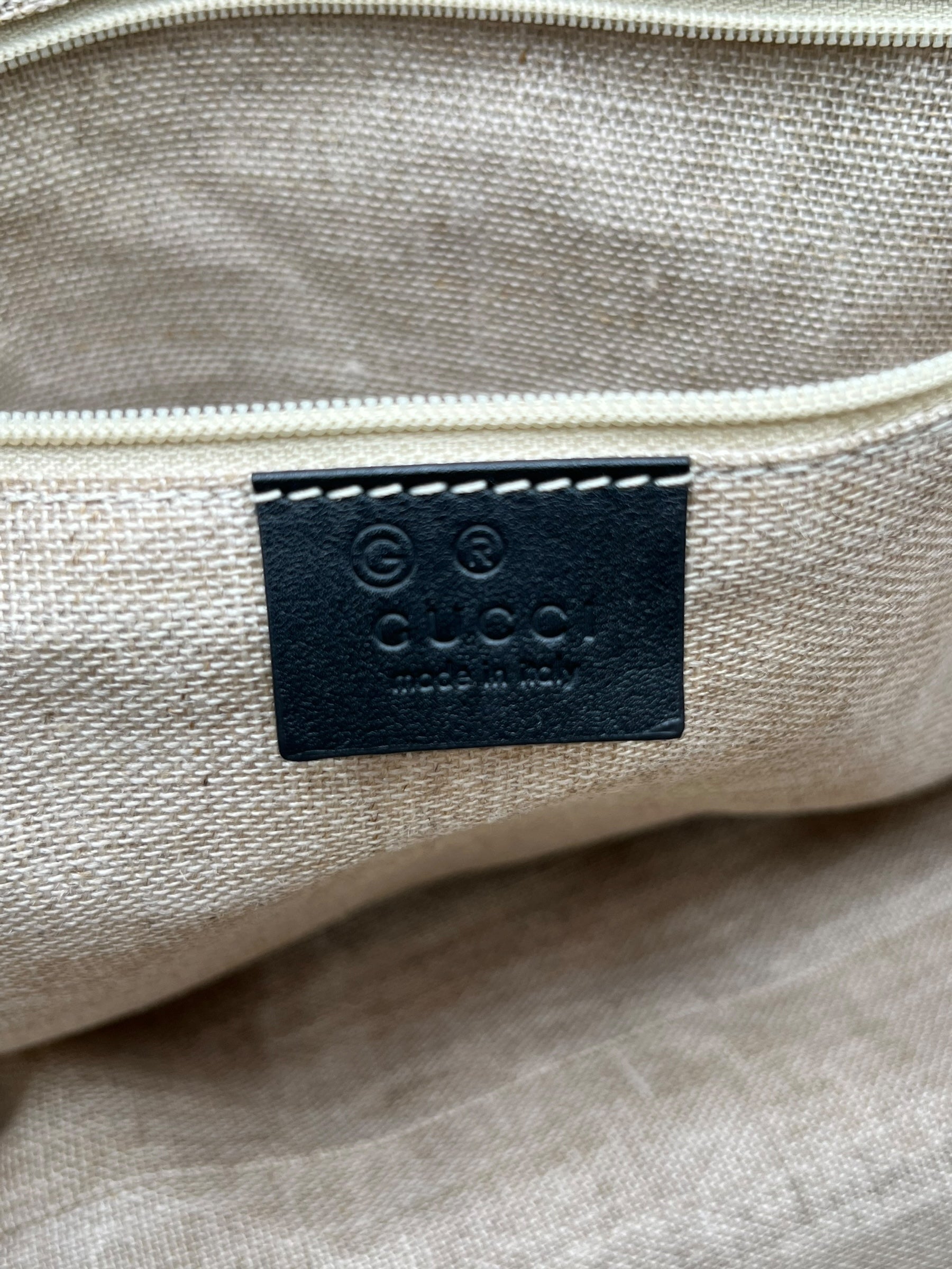 GUCCI  GG MICROGUCCISSIMA TOTE BAG IN BLACK
