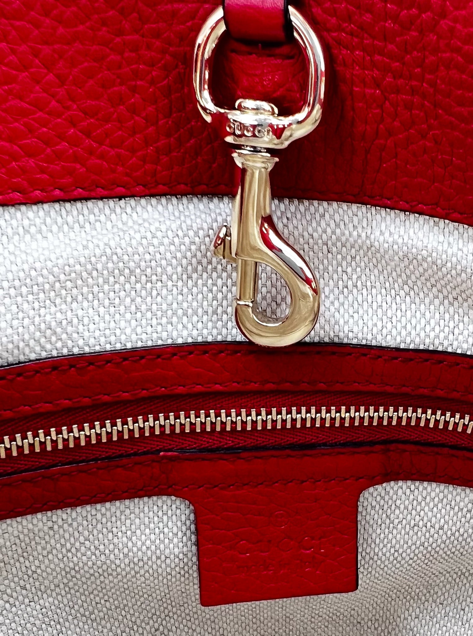 GUCCI PEBBLED CALFSKIN MEDIUM SOHO CHAIN SHOULDER BAG TABASCO RED