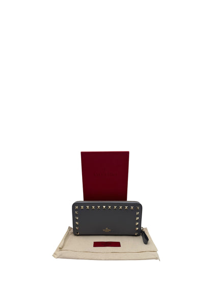 VALENTINO ROCKSTUD ZIP AROUND WALLET IN GREY
