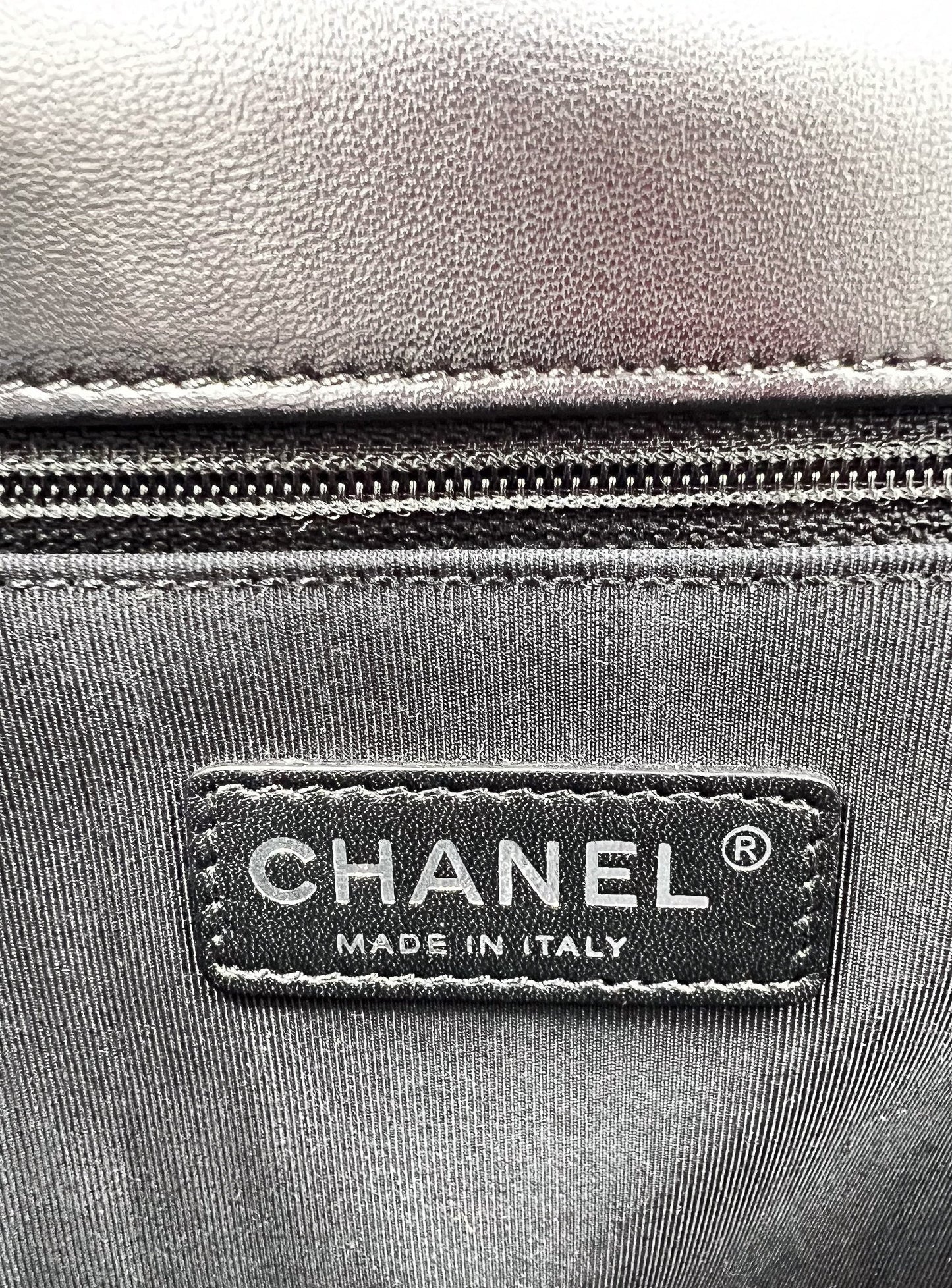 BOLSO DE HOMBRO NIÑO GRANDE DE PIEL DE CORDERO ACOLCHADO CON SOLAPA BICOLOR CHANEL